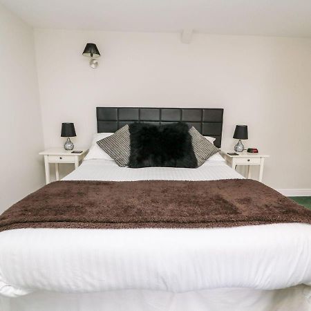 Triangle Inn Coachouse Rhayader Esterno foto