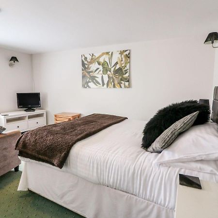Triangle Inn Coachouse Rhayader Esterno foto
