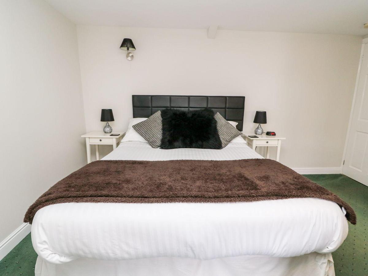 Triangle Inn Coachouse Rhayader Esterno foto