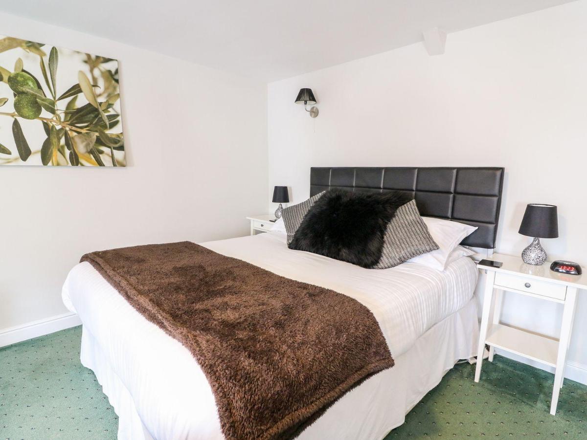 Triangle Inn Coachouse Rhayader Esterno foto
