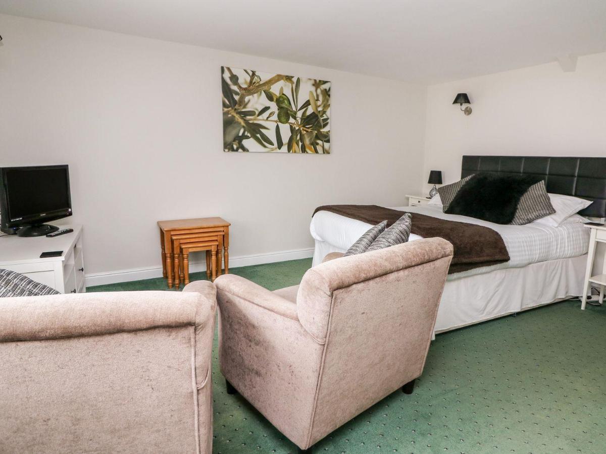 Triangle Inn Coachouse Rhayader Esterno foto